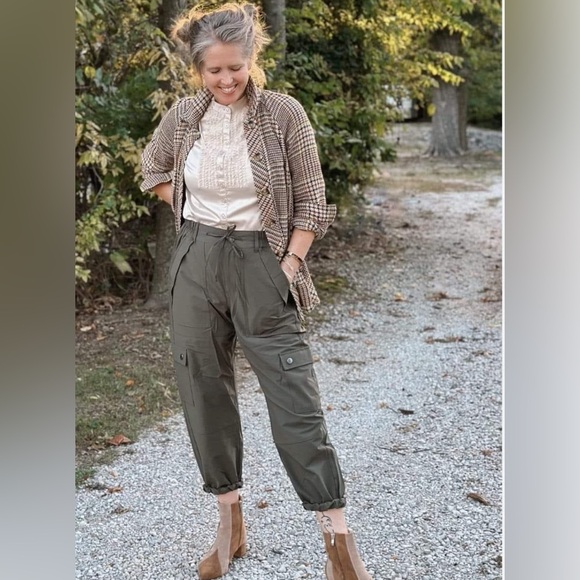 LAST CHANCE - NWT | CABI 4511 GREEN Quantum Cargo Pants - Picture 2 of 5